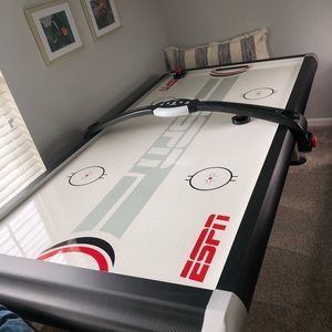 Air hockey table